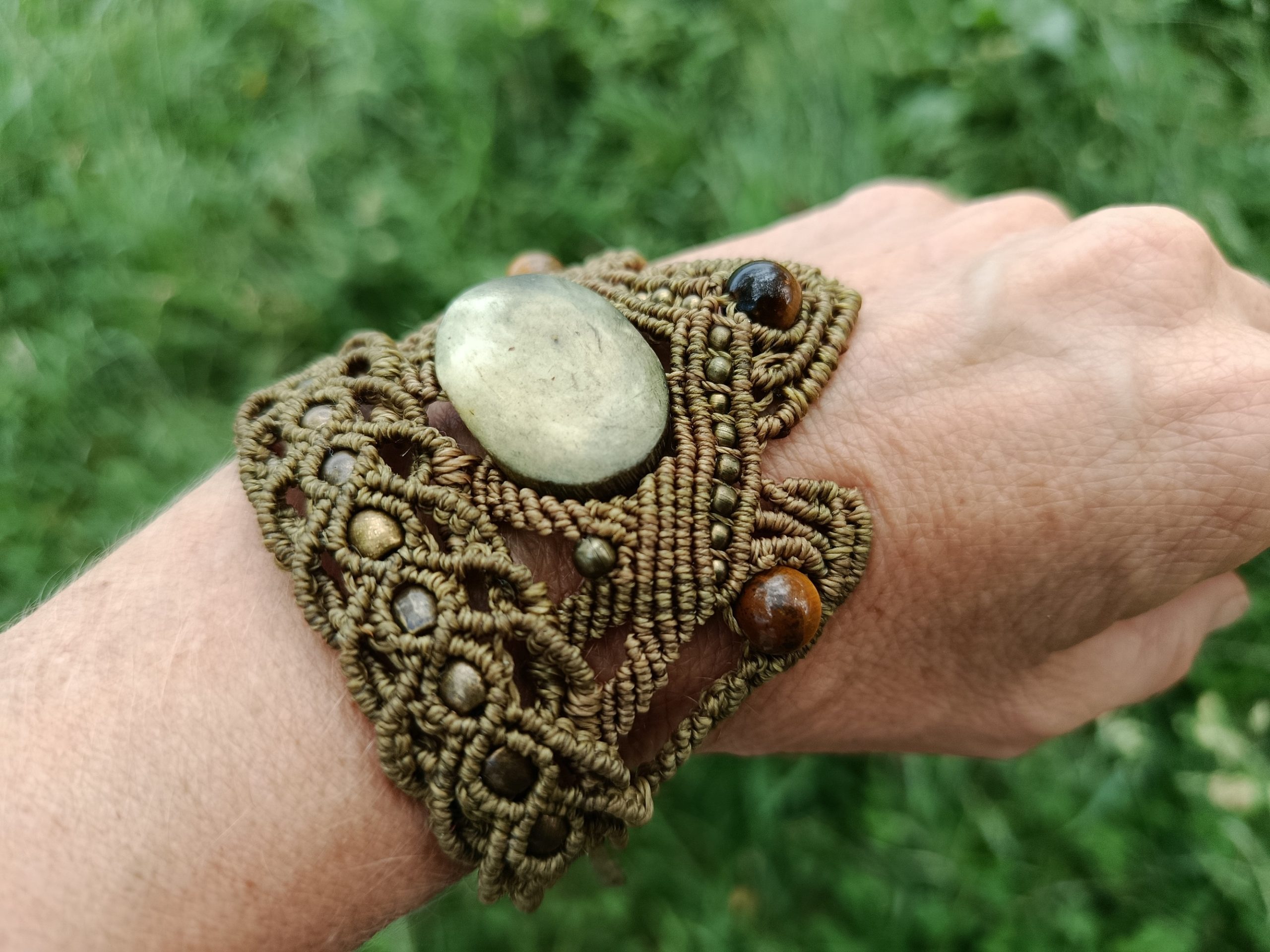 Bracelet manchette kaki par Plume d'artborigine.com
